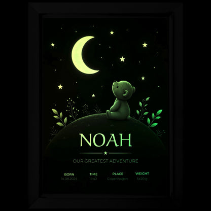 Personligt Første Eventyr LED-billede med navnet Noah, bamse, halvmåne og stjerner oplyst i gul og grønt lys