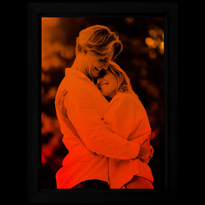 Personligt Foto LED-billede med et par, der omfavner hinanden, oplyst i varmt orange og rødt lys