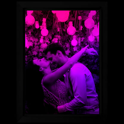 Personligt Foto LED-billede med et par, der omfavner hinanden, oplyst i pink og lilla lys